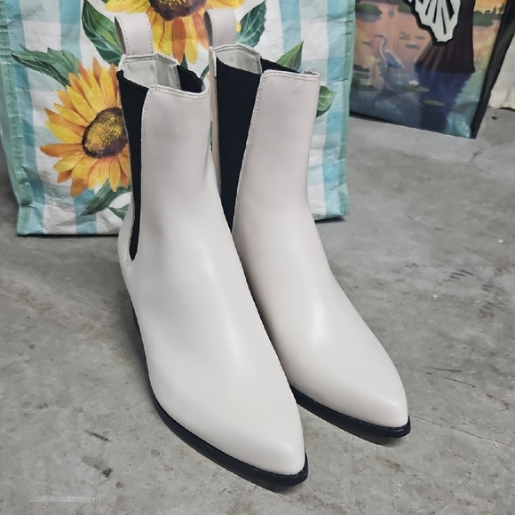 Michael Kors White Ankle Boots Size 7.5 - Picture 1 of 9